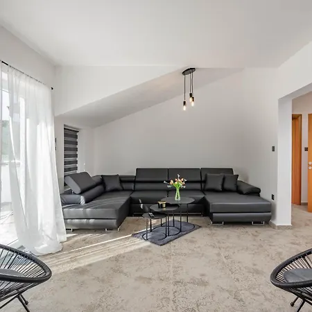 Vakantiehuis Pool House Beba - Happy