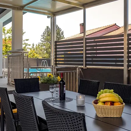 Vakantiehuis Pool House Beba - Happy